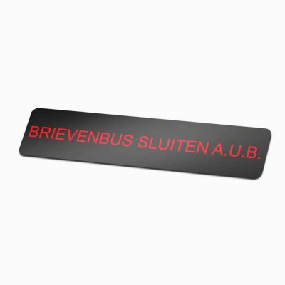 Zwarte sticker brievenbus sluiten A.U.B. – 14x3 cm, waterproof en UV-bestendig Zwarte sticker brievenbus sluiten A.U.B. – 14x3 cm, waterproof en UV-bestendig