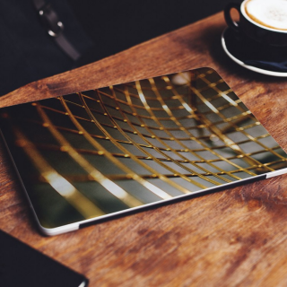 Laptop-Aufkleber mit goldenen Linien – 1