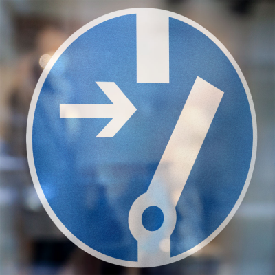 Gebodspictogram Schakelen voor ingebruikname sticker - 2 Gebodspictogram Schakelen voor ingebruikname sticker - 2