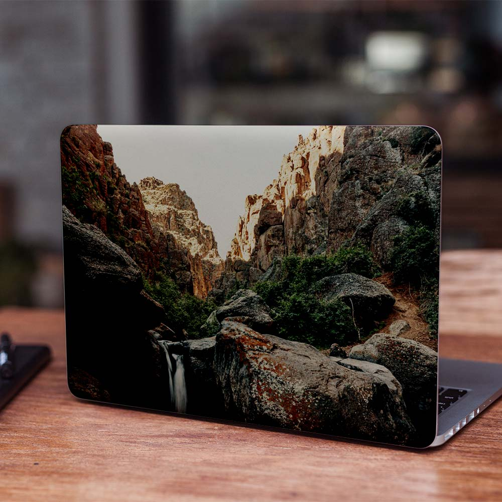 Laptop-Aufkleber „Wasserfall durch die Berge“ – 1