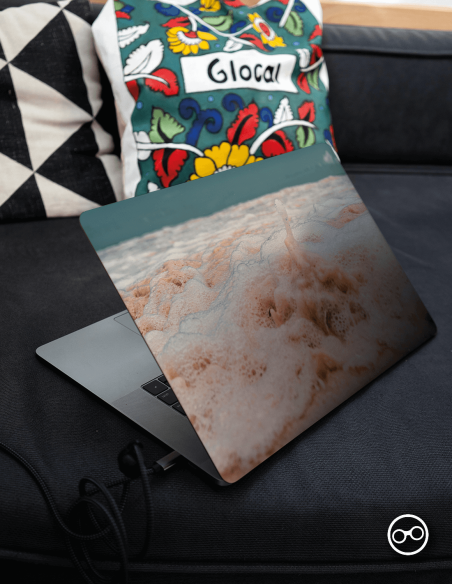 Laptopsticker “Aangespoelde Golven” – UV-geprinte vinylsticker voor MacBook en laptop