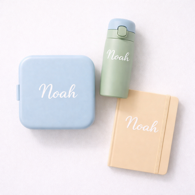 Naamstickers op broodtrommel, drinkbeker en notitieboek met naam Noah
