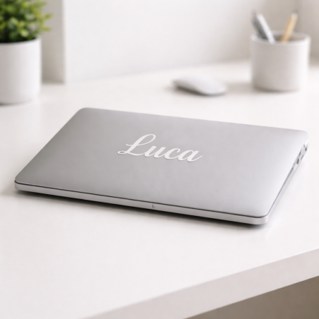 Naamsticker op gesloten laptop met naam Luca