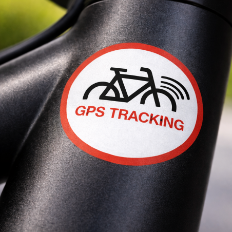 Detailfoto van Fiets GPS Tracking Rond Rood sticker op fiets