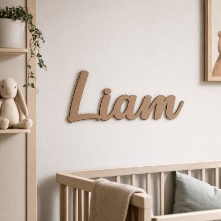 Houten tekst op maat in licht MDF bruin op rustige lichte muur