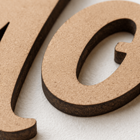 Close-up van houten tekst met detail van snijrand en materiaalafwerking