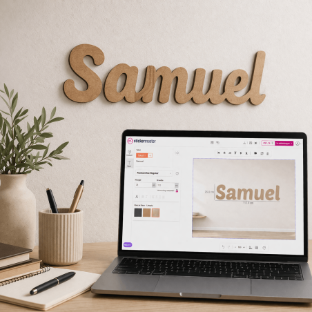 Houten tekst op maat met Stickermaster editor-context en eindresultaat in beeld