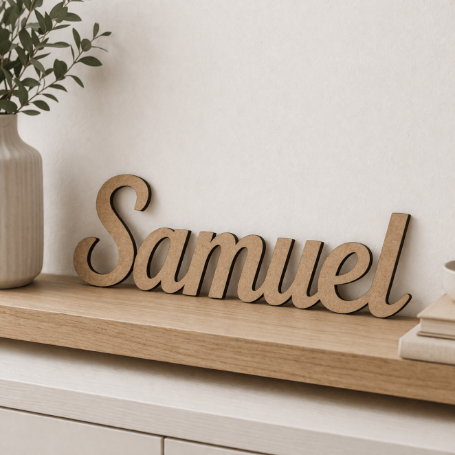 Houten tekst op maat los geplaatst op wandplank als decoratie