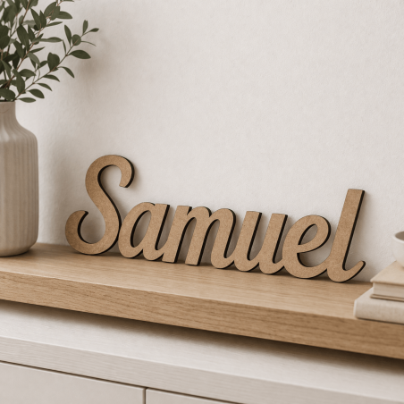 Houten tekst op maat los geplaatst op wandplank als decoratie