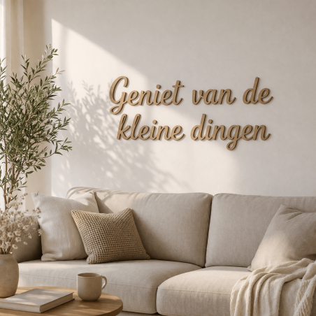 Houten quote op maat aan rustige woonkamerwand als decoratie