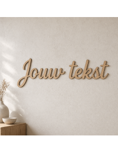 Houten tekst op maat in natuurlijke houtlook op rustige lichte muur