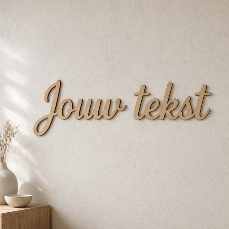 Houten tekst op maat in natuurlijke houtlook op rustige lichte muur