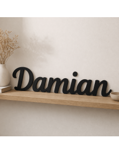 Houten tekst op maat in natuurlijke houtlook op rustige lichte muur 2