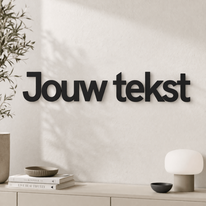 Kunststof tekst op maat als wanddecoratie op lichte interieurwand