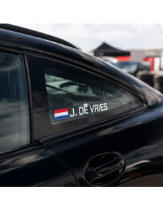 Rally naamsticker met Nederlandse vlag aangebracht op zijruit van auto