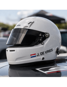 Rally naamsticker met Nederlandse vlag aangebracht op zijruit van auto 2