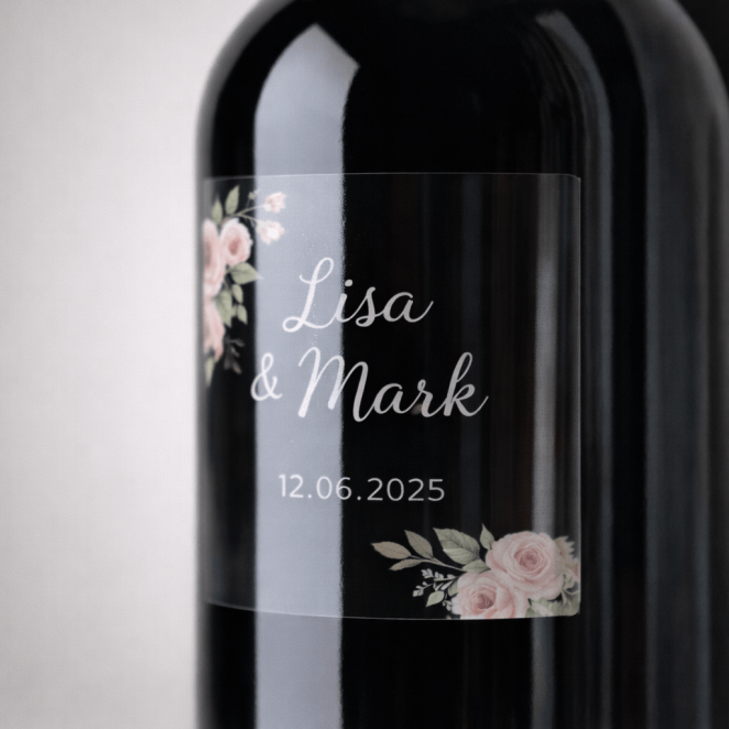 Transparant wijnetiket subtiel zichtbaar op wijnfles van glas