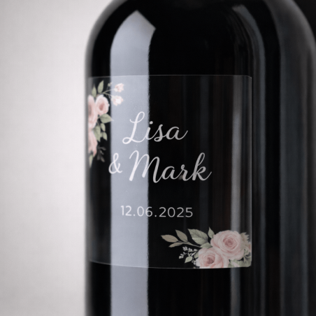 Transparant wijnetiket subtiel zichtbaar op wijnfles van glas