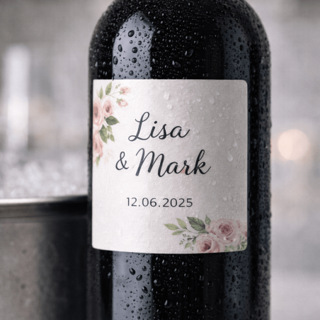 Wijnetiket op gekoelde wijnfles met lichte condens