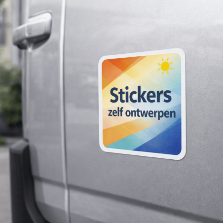 Zelf ontworpen sticker toegepast op voertuig