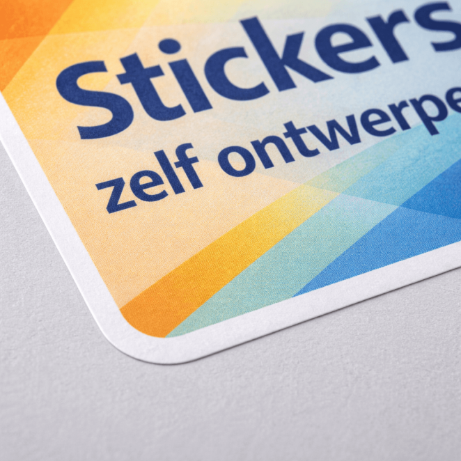 Close-up van stickers zelf ontwerpen met detail van materiaal en afwerking