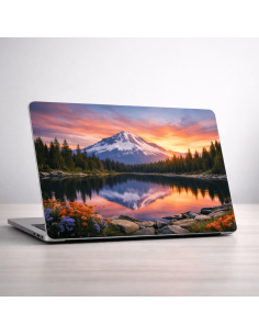 Laptop met eigen ontworpen sticker op de achterkant van het scherm