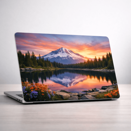 Laptop met eigen ontworpen sticker op de achterkant van het scherm