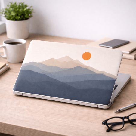 Laptop met eigen sticker in dagelijks gebruik op bureau