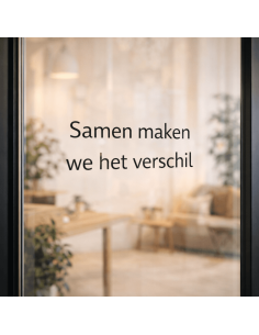 Tekst sticker met meerdere regels strak aangebracht op modern glazen raam