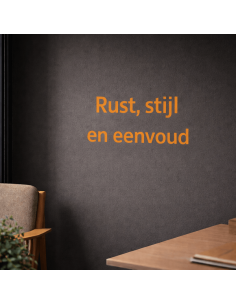 Tekst sticker met meerdere regels strak aangebracht op modern glazen raam 2