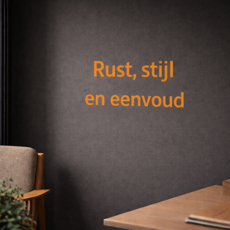 Grote tekst sticker met meerdere regels strak aangebracht op gladde moderne wand