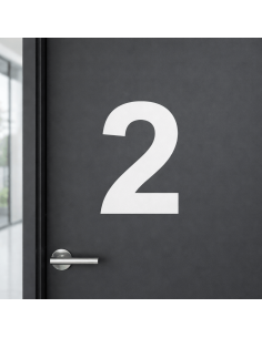 Cijfer sticker Arial 2 aangebracht op strakke deur