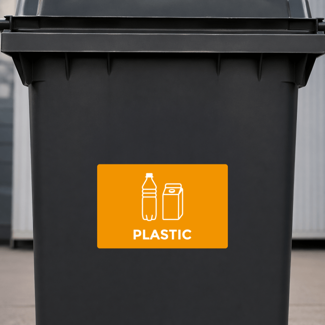 Plastic oranje afvalsticker duidelijk zichtbaar op afvalcontainer of inzamelbak