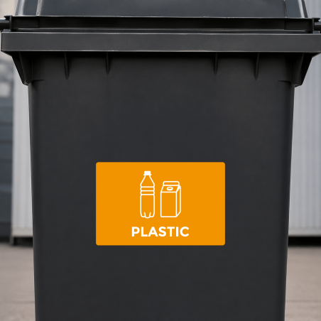 Plastic oranje afvalsticker duidelijk zichtbaar op afvalcontainer of inzamelbak