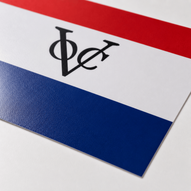 Close-up van Vlag Nederland met VOC logo sticker met glanzende afwerking en scherpe rechte snijrand