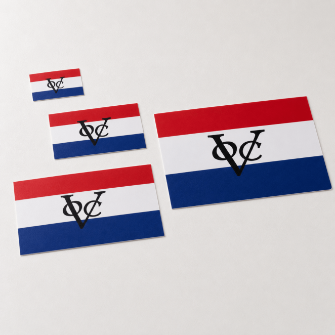 Vlag Nederland met VOC logo sticker in 4 verschillende formaten op lichte achtergrond