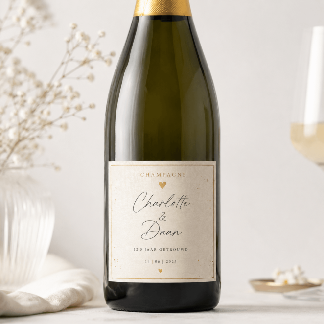 Champagne etiket maken toegepast op een champagnefles