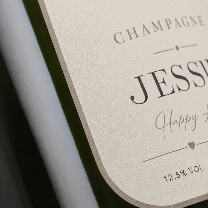 Close-up van champagne etiket maken met bubblefree vinyl en strakke afwerking
