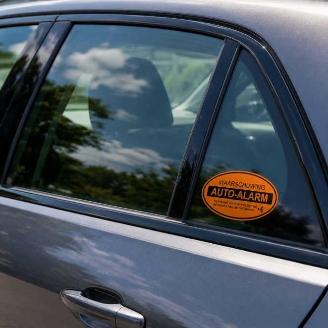 Auto alarm waarschuwing sticker geplaatst op de zijruit van een auto