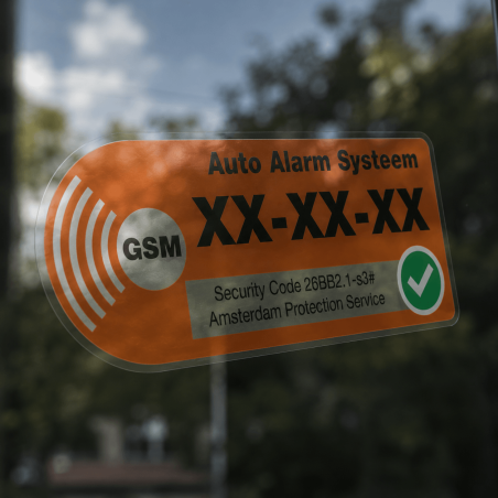 Detail van transparante auto alarm systeem sticker op raam met glasreflectie