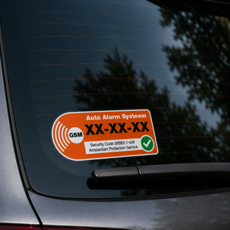Auto alarm systeem sticker achter glas wit op een autoruit