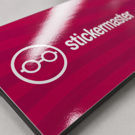 Schuine detailfoto van een sponsorbord met glanslaminaat waarop de reflectie, printkwaliteit en kleurintensiteit zichtbaar