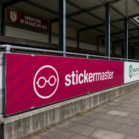 Sponsorbord met full colour bedrukking geplaatst voor een tribune bij een sportpark of voetbalvereniging.