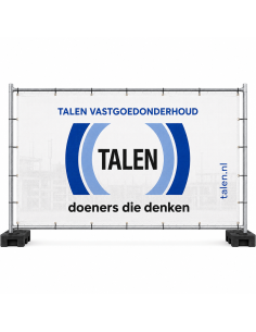 Bouwhekdoek van winddoorlatend meshdoek gemonteerd in een verzinkt bouwhek op witte achtergrond.