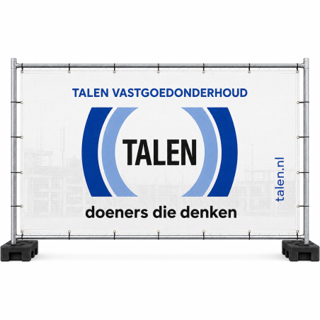 Bouwhekdoek van winddoorlatend meshdoek gemonteerd in een verzinkt bouwhek op witte achtergrond.