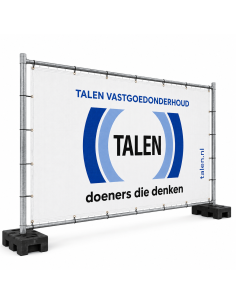 Bouwhekdoek van winddoorlatend meshdoek gemonteerd in een verzinkt bouwhek op witte achtergrond. 2