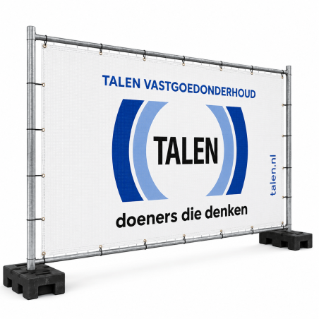 Bedrukt bouwhekdoek van meshmateriaal gemonteerd op een bouwhek in schuin perspectief.