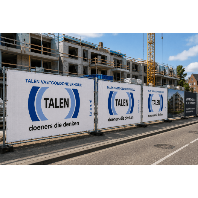 Bedrukte bouwhekdoeken geplaatst rondom een appartementenproject in aanbouw.