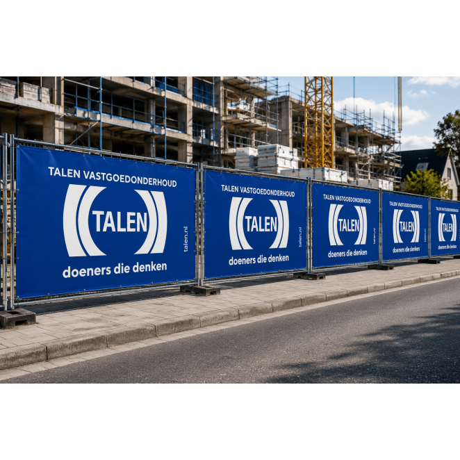 Bouwhekdoeken rondom een grootschalig bouwproject voor professionele werfafscherming en zichtbare branding.