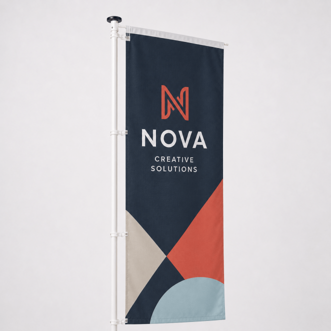 Schuin gefotografeerde baniervlag van Flag met zicht op textiel en afwerking